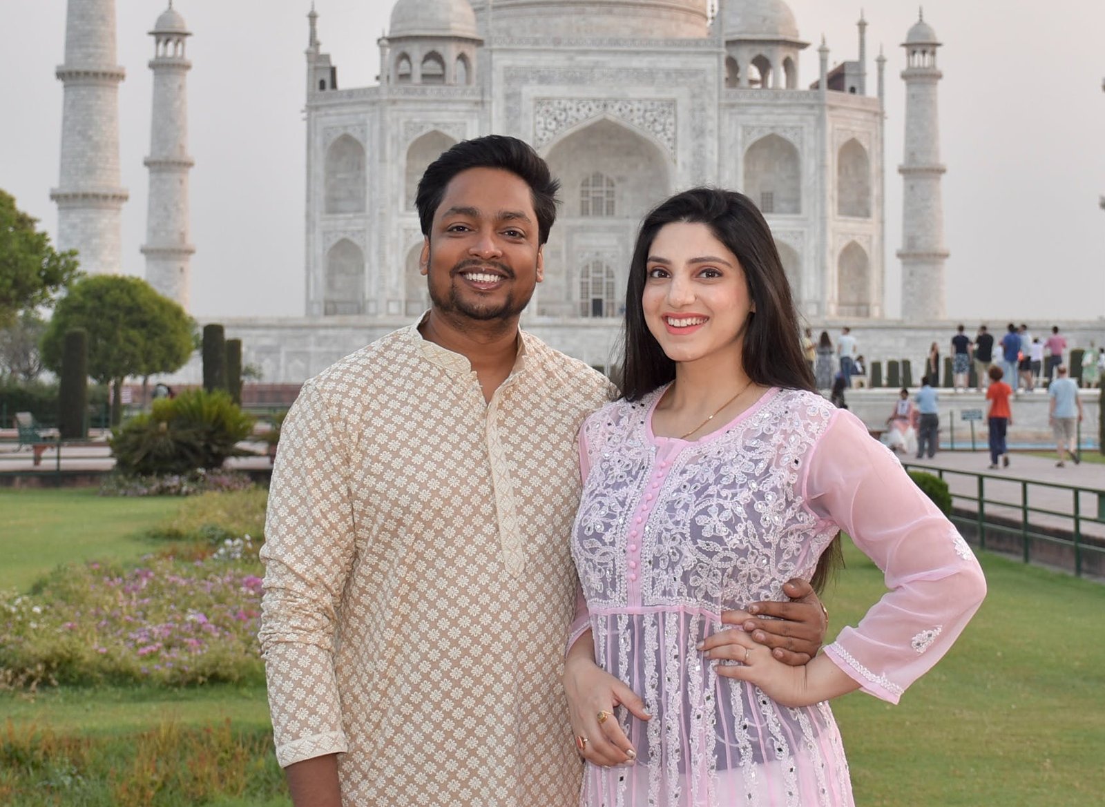 Indian husband with wife in front of Taj Mahal